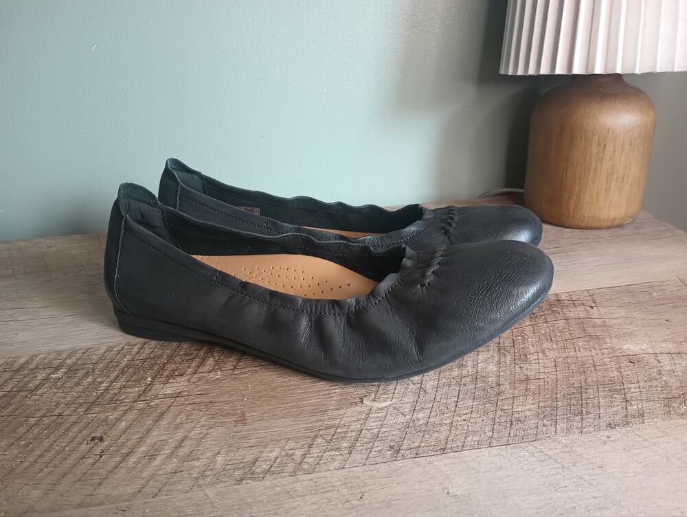 Clarks Womens Scallop Ballet Flats 10 Fits 9-9.5 Scrunch Classic Minimal Twee